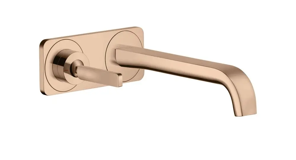 Ein geometrischer Waschtischmischer mit einem langen, geraden Auslauf und einem separaten Bedienhebel, in der Ausführung Polished Red Gold, von AXOR für die Wandmontage.